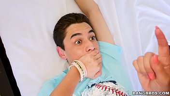 Novinho no pornô americano comendo a loira puta
